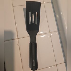 The Pampered Chef Mini Nylon Serving Spatula #2438 in Black